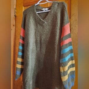 NWOT Davi&Dani Olive VNeck Sweater with stripe sleeve - Size L